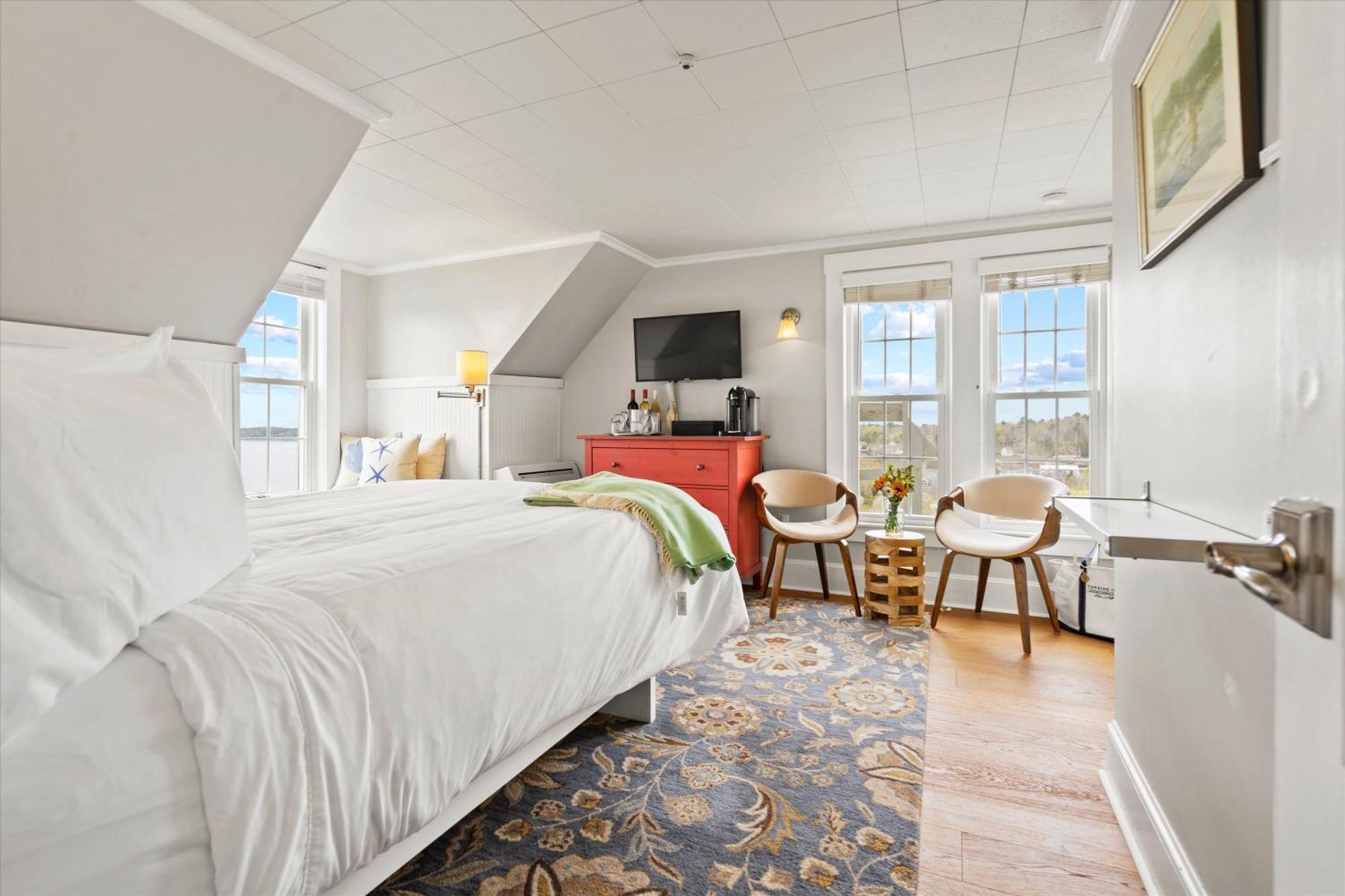 Deluxe Queen Room